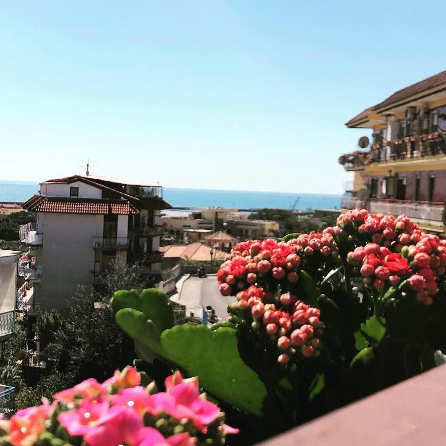 Via Solaro, Appartamento In Pieno Centro Formia Bagian luar foto